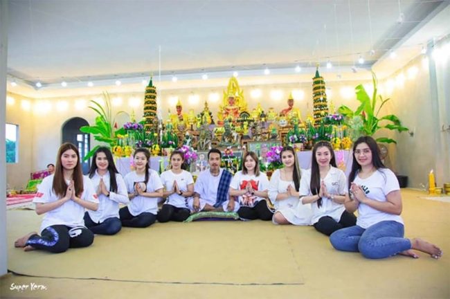 تايلندي يتزوج 8 نساء ويجمعهن في منزل واحد! قال إنه يعيش بسعادة وزوجاته “يحبننه بجنون” (فيديو)