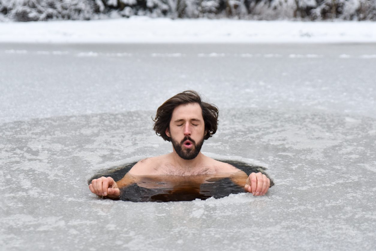 من تقليد ديني وصحي إلى مسابقة عالمية.. السباحة في الثلج وعلاقتها بهرمون الحب