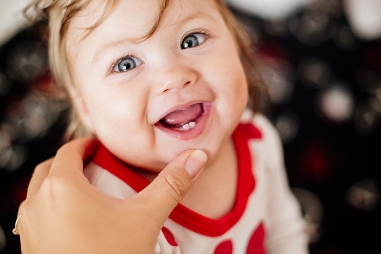 iStock/ القواطع هي أول مجموعة من الأسنان تظهر في فم الأطفال