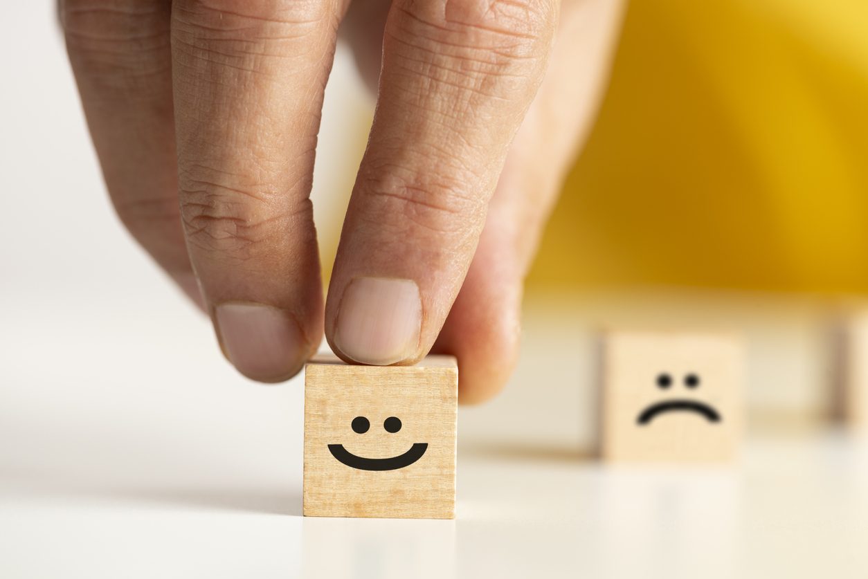 انتظر، لا تنظر إلى الجانب المشرق! احذر الإيجابية السامّة التي تُسهم في تدمير صحتك النفسية