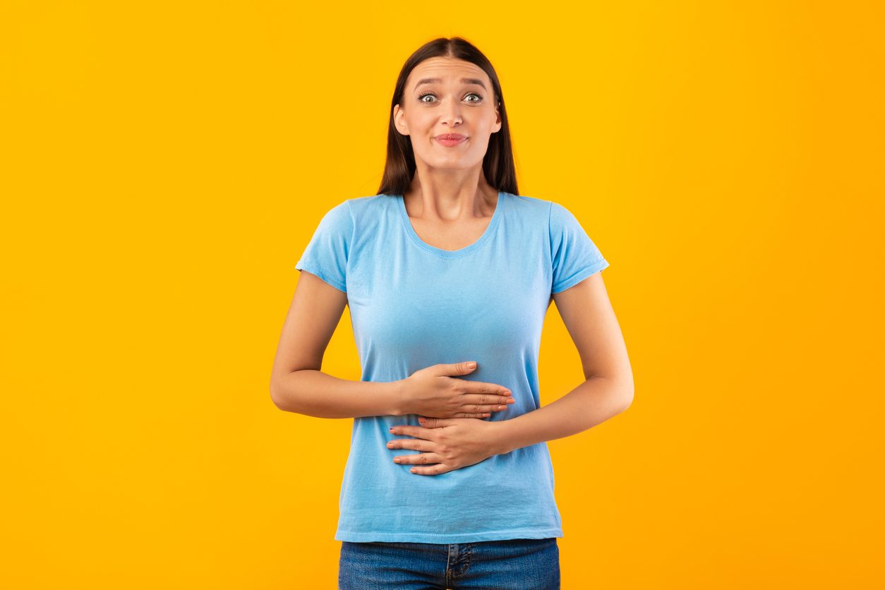 iStock/ أخطاء تضر الجهاز الهضمي للإنسان