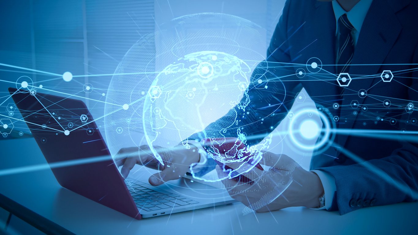 توصيل الإنترنت إلى اللابتوب\ istock