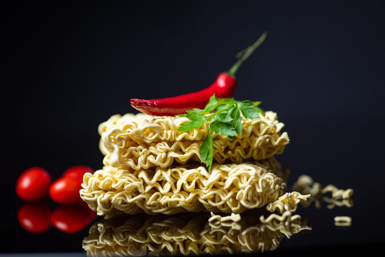 هل “الأندومي” مضرة فعلاً كما تقول أمهاتنا؟ إليك الجواب العلمي الحاسم