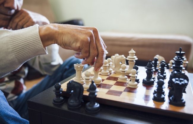 “الفتى المعجزة بالشطرنج” كاد يهزم أحد أشهر أساتذة اللعبة بالعالم! خطأ غير متوقع قلب الأمور