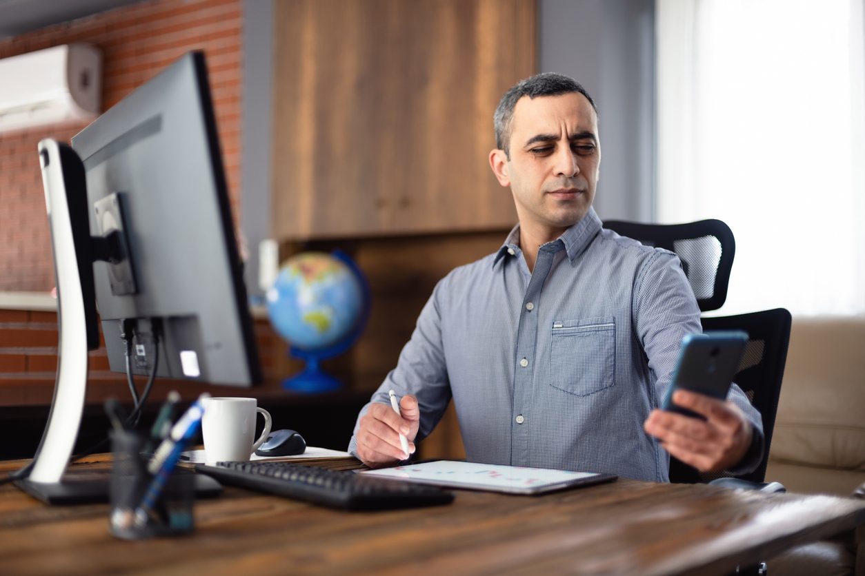 iStock/ قاعدة 20-20-20 للتخلص من إجهاد العين بسبب الهاتف