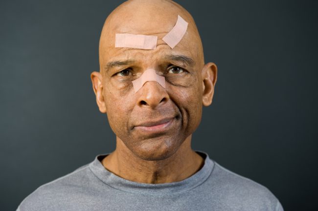 خوفه على زوجته التي تسيء استخدام أدوات المطبخ دفعه لاختراعها.. قصة “لصقات الجروح” والحيلة وراء شهرتها!