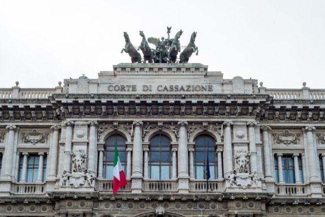 معركة قضائية طاحنة بين أمير إيطالي وصديقته.. انتهت بطريقة غير متوقعة بعدما اتهمها باستغلاله لإغراقها بالهدايا