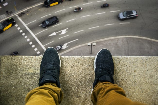 يموت بسببها 700 ألف شخص سنوياً، وتراود الكثيرين حول العالم.. كيف نستطيع إدارة الأفكار الانتحارية؟