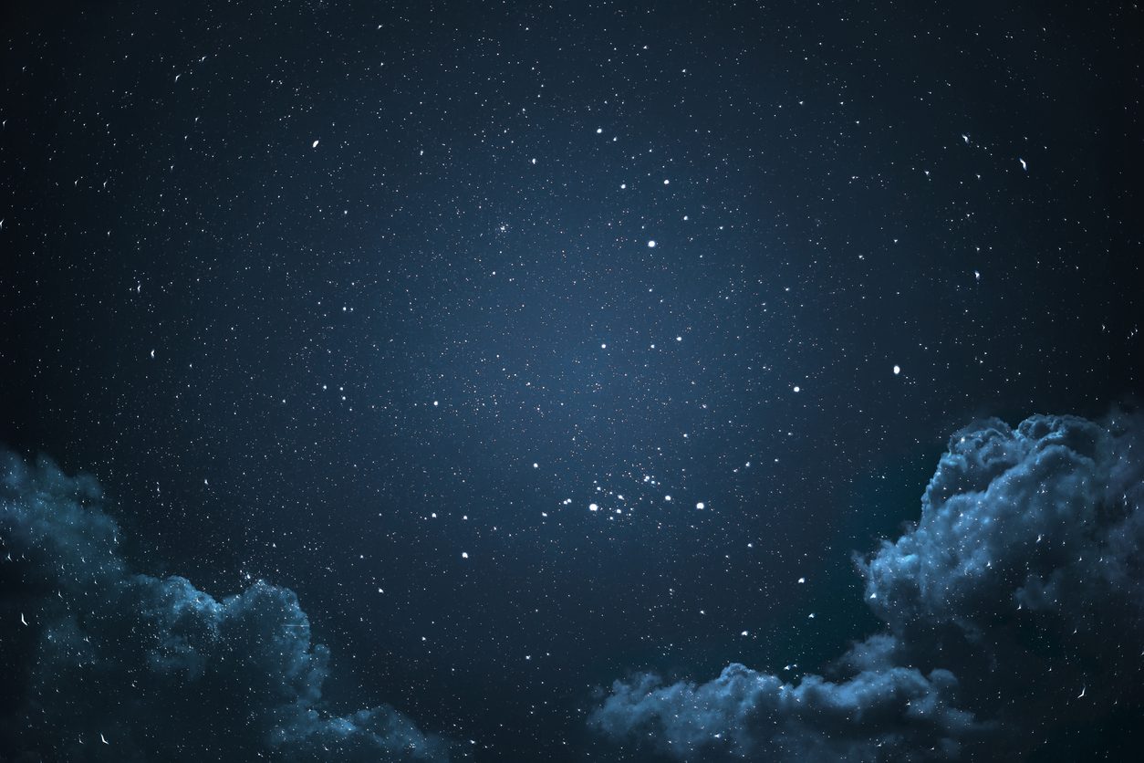 لماذا تبدو سماء الليل مظلمة؟ istock