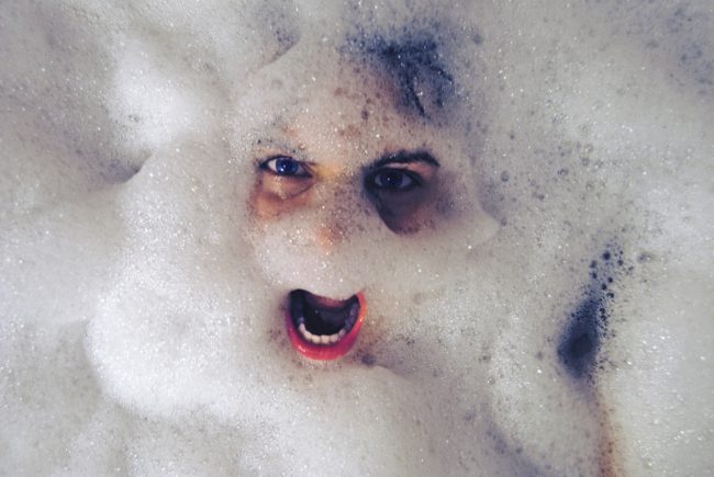 تشعر بالبرد أو الكسل؟ هذا ما يحصل لجسمك عند التوقف عن الاستحمام في الشتاء