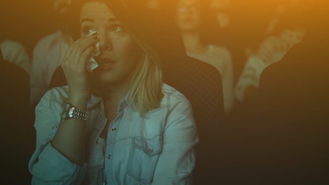 لست وحدك من يحب هذه “الكآبة”! لماذا نحب مشاهدة الأفلام الحزينة رغم أحداثها المأساوية؟