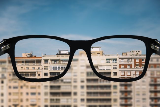 ضعف البصر أو قصر النظر.. علامات تدل على ضرورة زيارة طبيب العيون