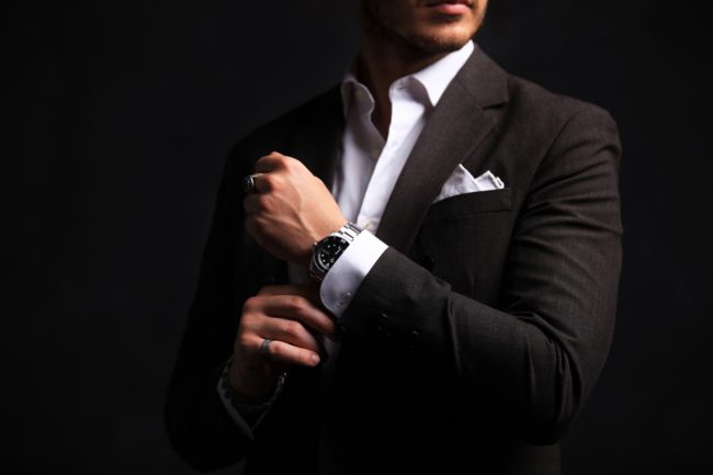 للشعور بالحماية والبحث عن “الجينات القوية”.. لماذا تميل النساء للانجذاب للرجل السيئ المثير للمتاعب؟