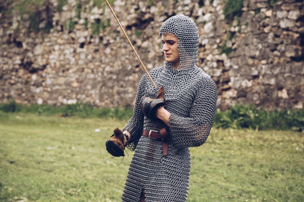 يعودون للحياة رغم توقف قلوبهم وضربات السهام لا تعيقهم عن الحركة! خرافات صدقناها بسبب الأفلام