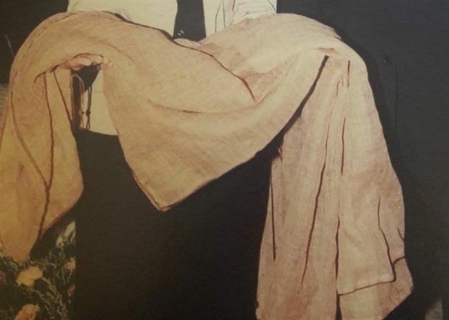 إعلامية لبنانية تعرض للبيع عباءة أهداها إليها حسن نصر الله.. طلبت 2 مليون دولار ثمناً لها “صور”