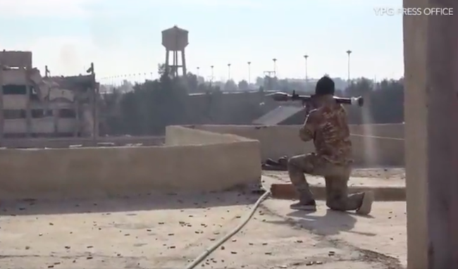 “داعش” تحتجز مسؤولاً سورياً داخل مبنى سكني قرب سجن الحسكة! قسد والقوات الأمريكية تحاصرهم بالقناصة