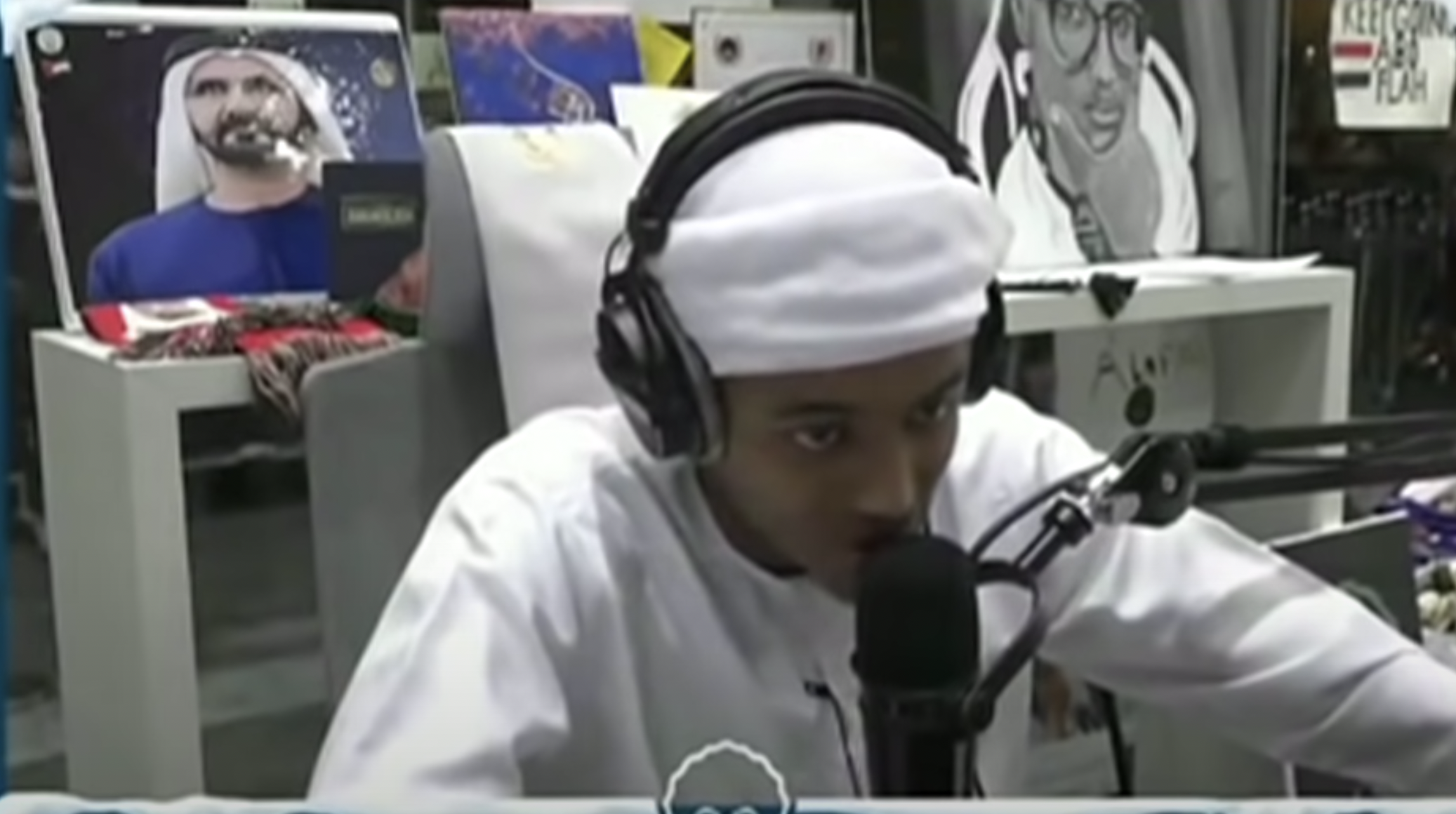 أبو فلة من الغرفة الزجاجية التي قام فيها بحملة "لنجعل شتاءهم أدفأ"/ يوتيوب