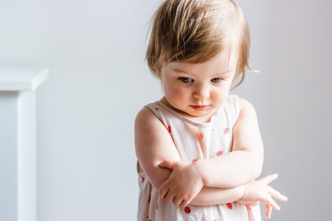 الشعور بالعُزلة وعدم الانتماء والتقدير.. كيف يؤثر عدم الشعور بالحب في الطفولة على بقية حياة طفلك؟