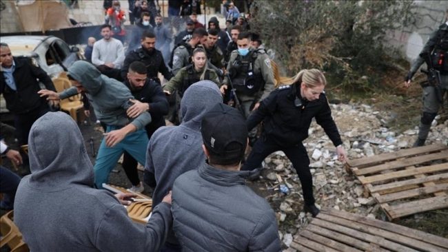 مستوطنون إسرائيليون وعضوا كنيست يقتحمون حي “الشيخ جراح” بالقدس.. الأهالي تصدوا لهم (فيديو)