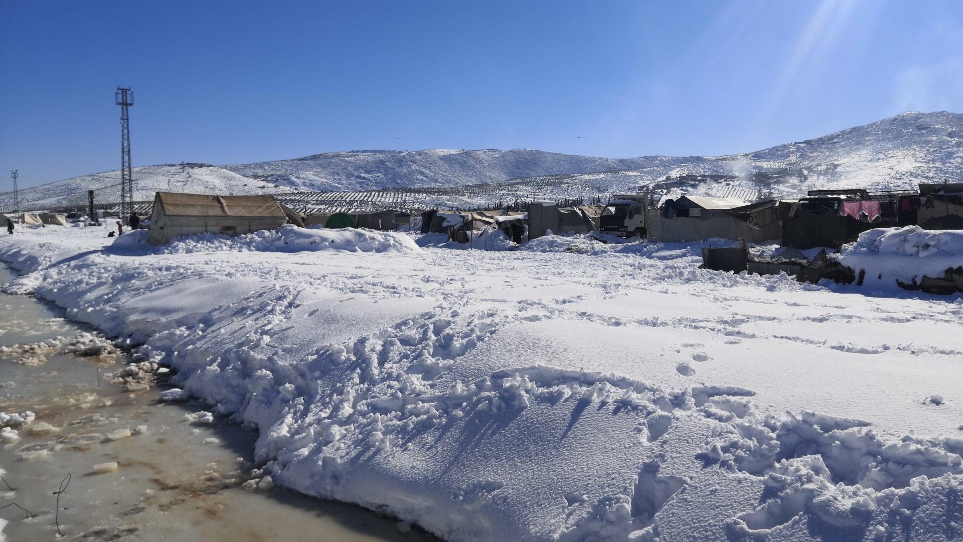 الضباع تهاجم النازحين والعاصفة الثلجية تعصف بالمخيمات.. الشمال السوري تحت ظروف غير آدمية