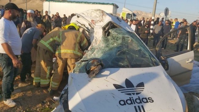 صدمة وحداد بفلسطين.. فيديو لشاحنة تسحق سيارة وتودي بحياة 8 فتية كانوا في طريقهم للعمل