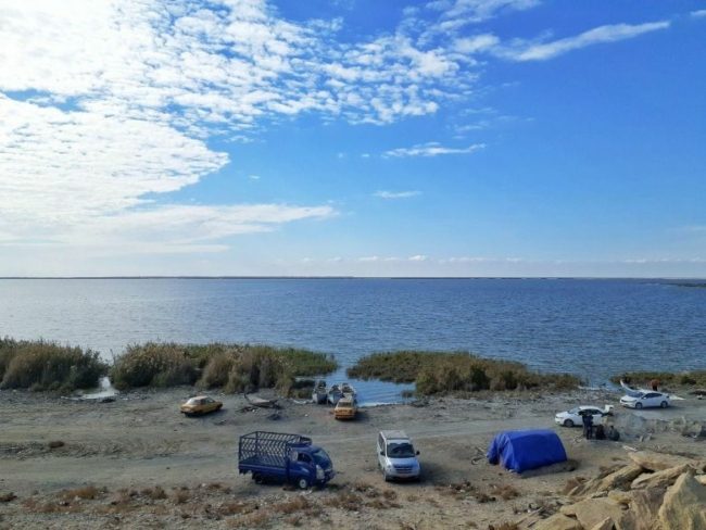 ثاني أكبر بحيرة بالعراق في طريقها للاختفاء بسبب الجفاف.. اشتهرت بأسماكها الوفيرة وأمست بوراً قاحلة (صور)