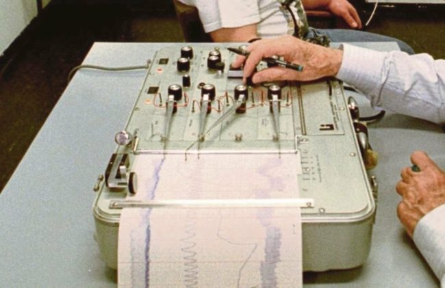 هل يمكننا كشف الكاذبين بالنظر إليهم؟ قصة تطور جهاز كشف الكذب تحمل الإجابة