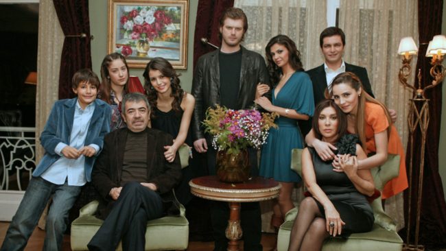 بطلا “العشق الممنوع” يلتقيان بعد 14 عاماً.. ظهرا في صورة شبيهة بأحد مشاهدهما بالمسلسل