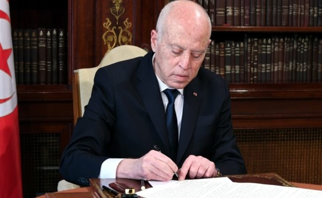 سعيد يحكم قبضته على القضاء بتونس.. أصدر مرسوماً يمكّنه من إعفاء القضاة ويمنعهم من الإضراب