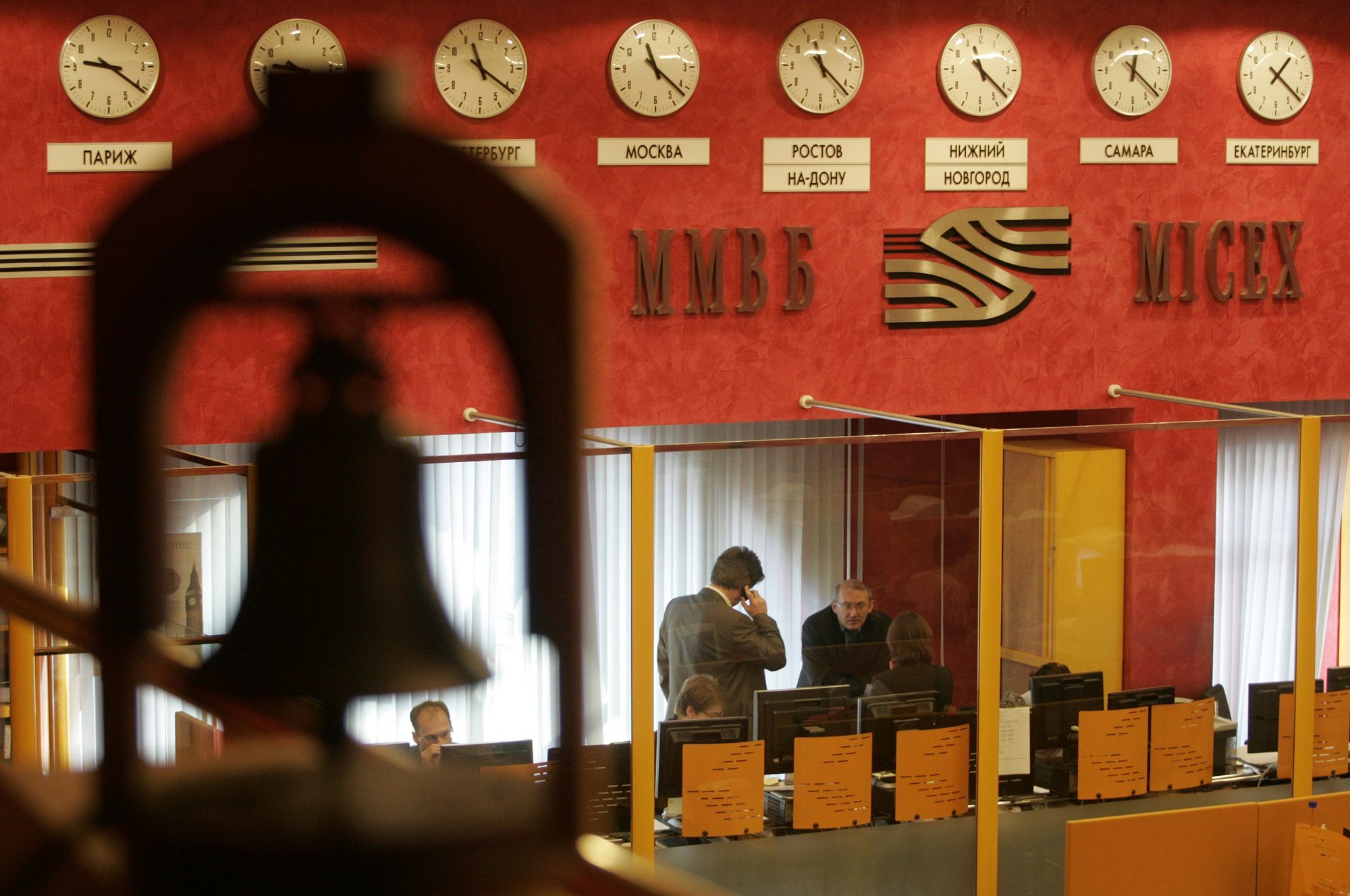 أغنى أثرياء روسيا يخسرون 39 مليار دولار في يومٍ واحد.. وبورصة موسكو تغلق بانخفاض 33%