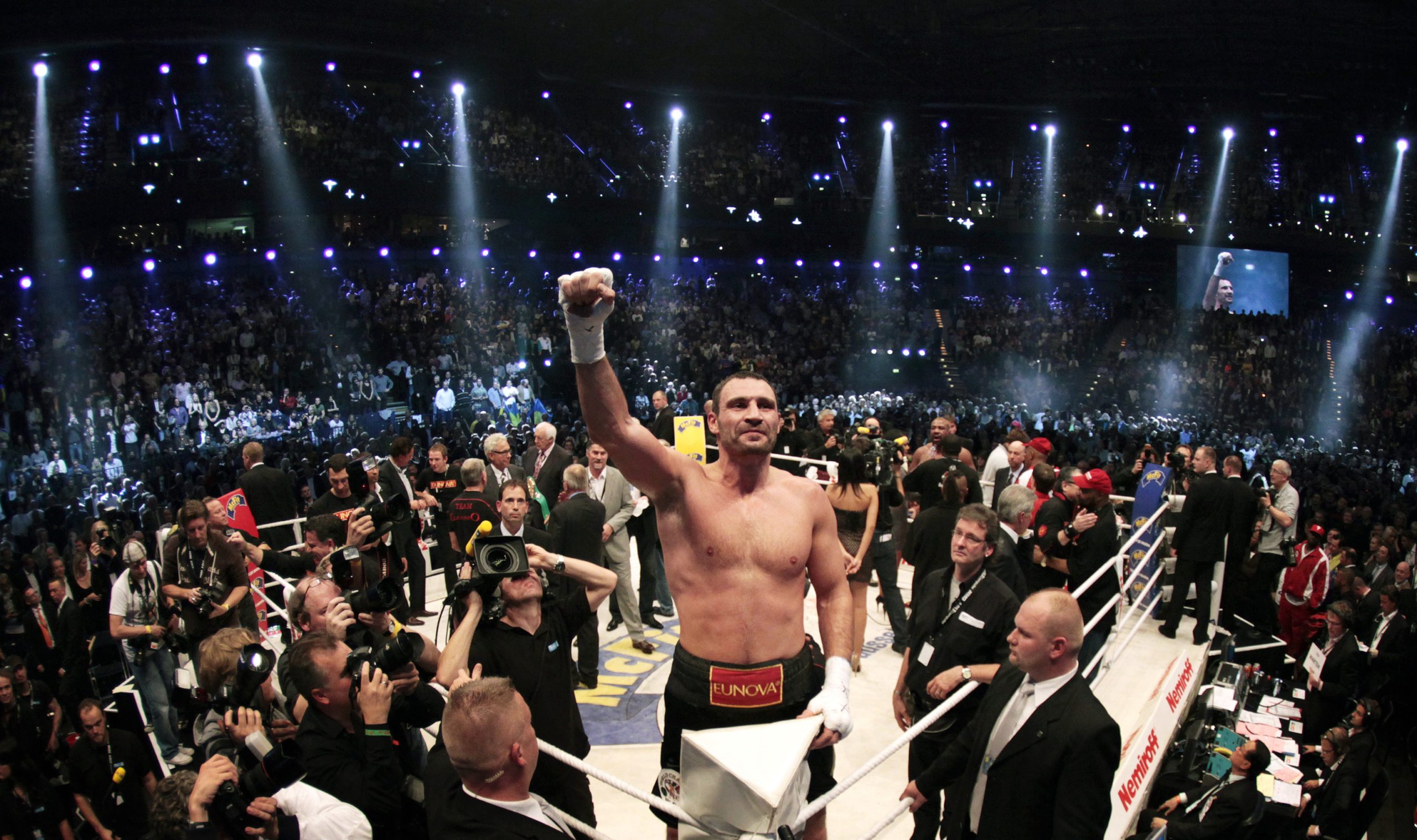 بطل العالم في الملاكمة ووالده كان جنرالاً في جيش السوفييت.. عمدة كييف الذي تحوّل إلى مقاتل ضد روسيا