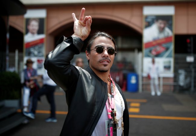 احتفال استثنائي لنصرت “مع بقرة” بعيد الحب! الانتقادات تدفع “شيف الملح” لحذف صورة على إنستغرام