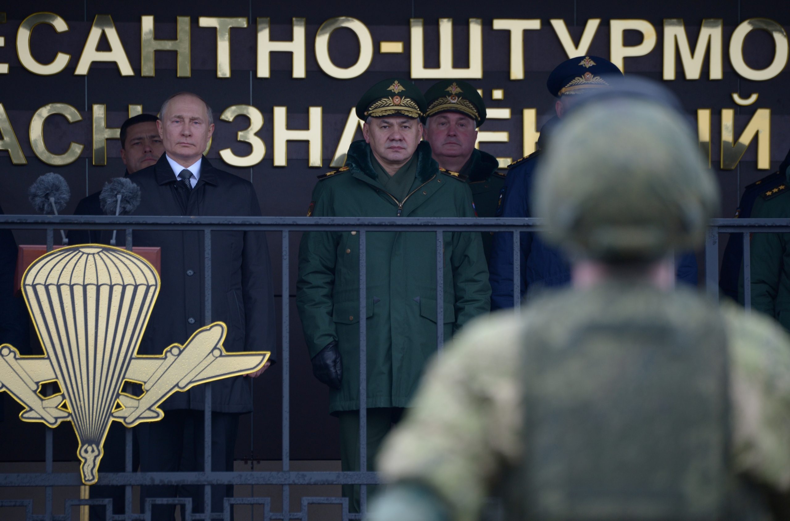 الاتحاد الأوروبي يفرض عقوبات على وزير الدفاع الروسي وشخصيات مهمة بموسكو.. والصين تدعو لضبط النفس