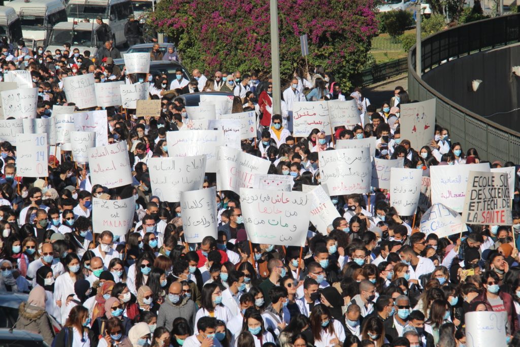 مظاهرات للأطباء في تونس عقب وفاة زميل لهم في حادث مأساوي بمصعد في مستشفى نتيجة تردي المرافق الطبية/ رويترز - 2020