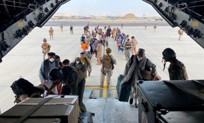 بريطانيا متهمة بالتخلي عن أفغان “معرَّضين للخطر”.. تركتهم عرضة للتعذيب بعد أن خدموها لسنوات