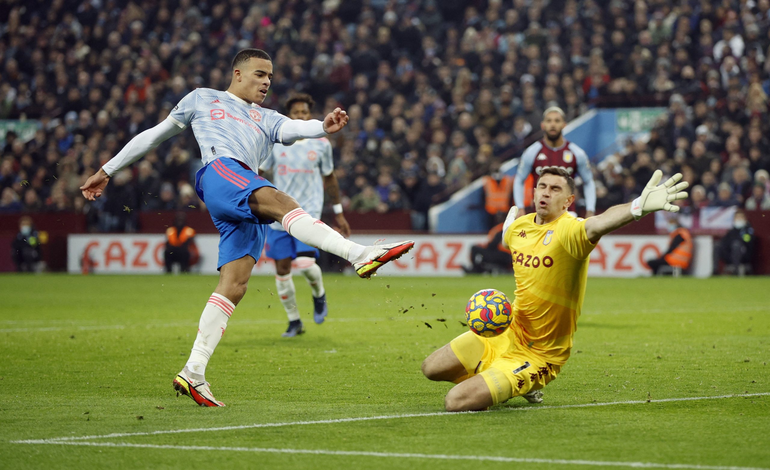 “نايكي” تتخلى عن لاعب مانشستر يونايتد المُتهم بالاغتصاب.. صديقته نشرت فيديو صادماً لآثار الاعتداء عليها