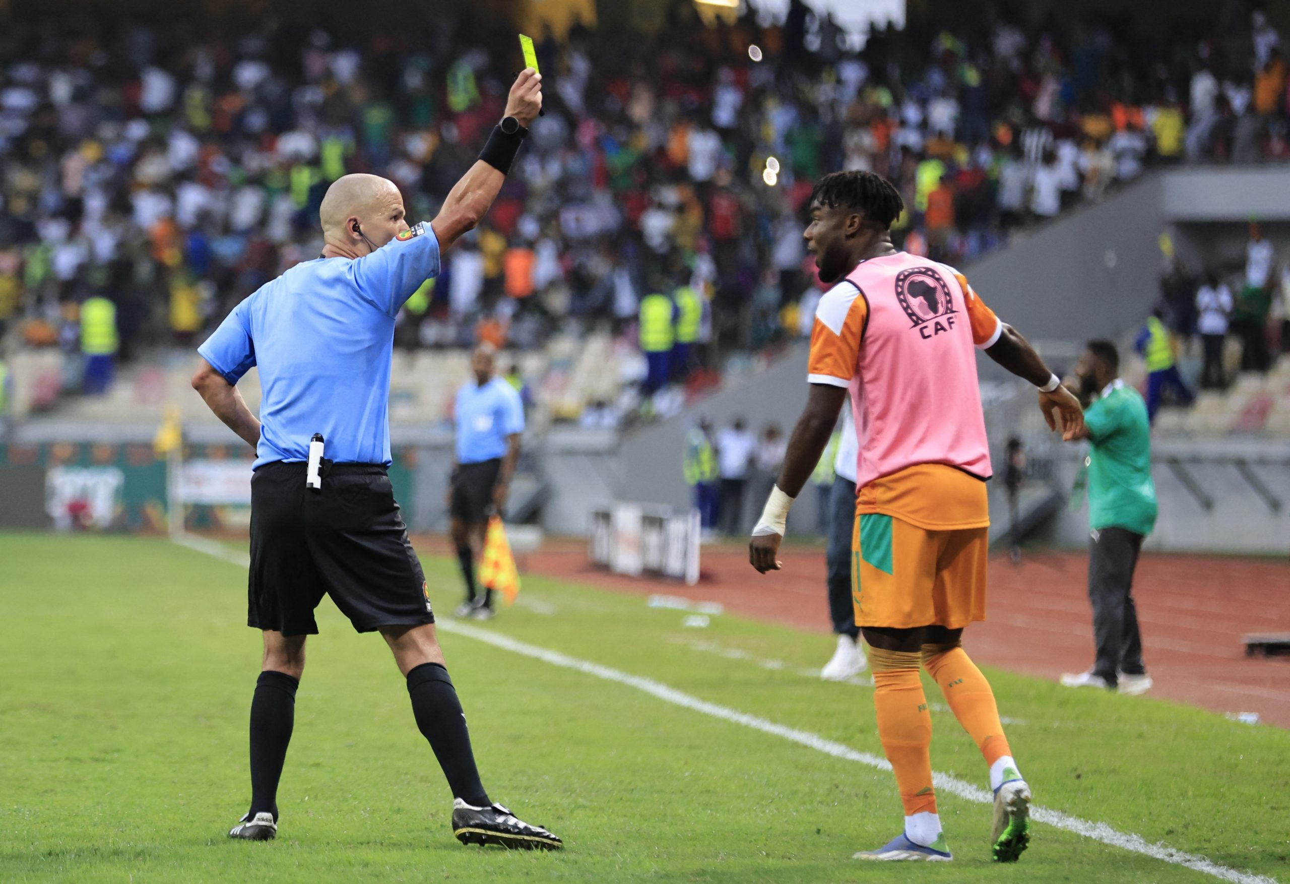 فيكتور غوميز يدير مباراة مصر والسنغال (رويترز)