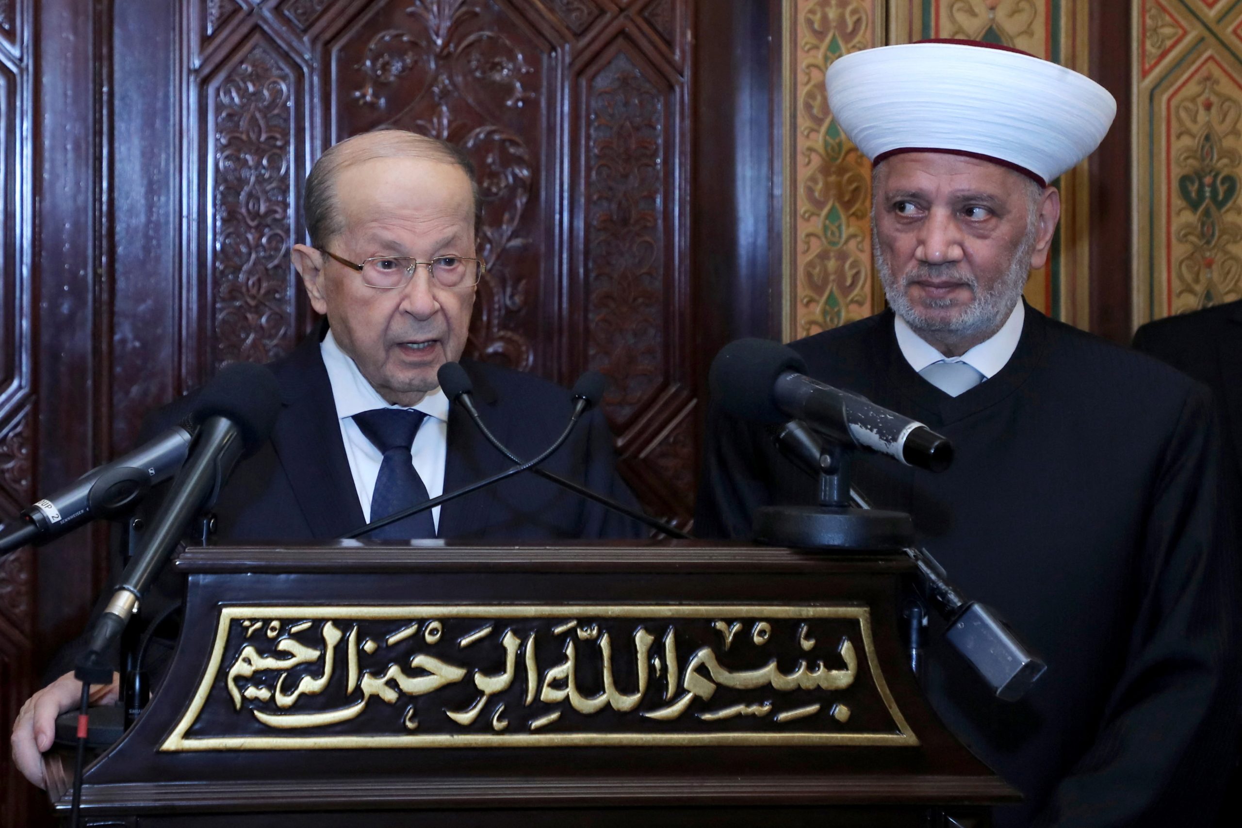 الرئيس اللبناني ميشال عون مع المفتي من دار الفتوى في بيروت/ رويترز