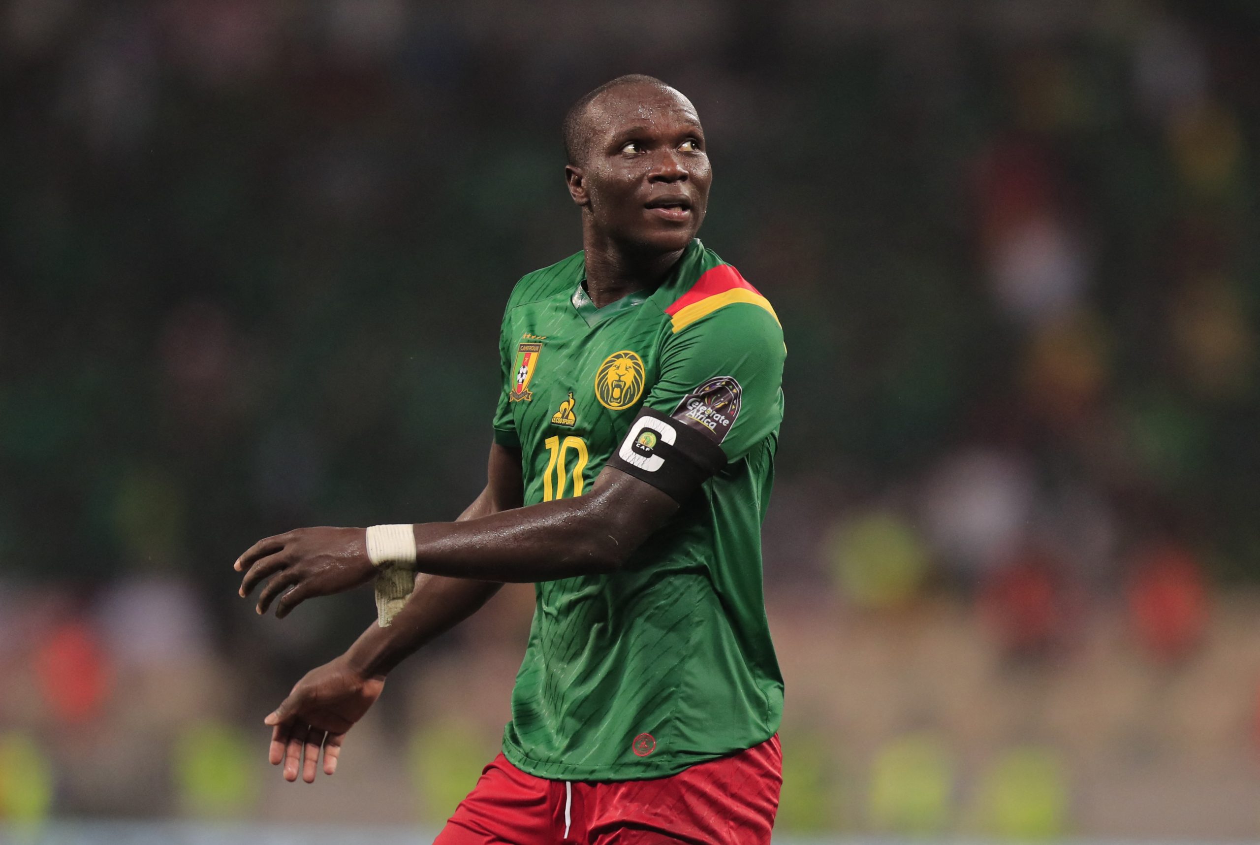 أبو بكر يستفز محمد صلاح (رويترز)