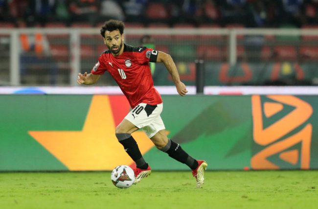 فيديو لهجوم جماهير السنغال على محمد صلاح.. قذفوه بزجاجات المياه أثناء مغادرة الملعب