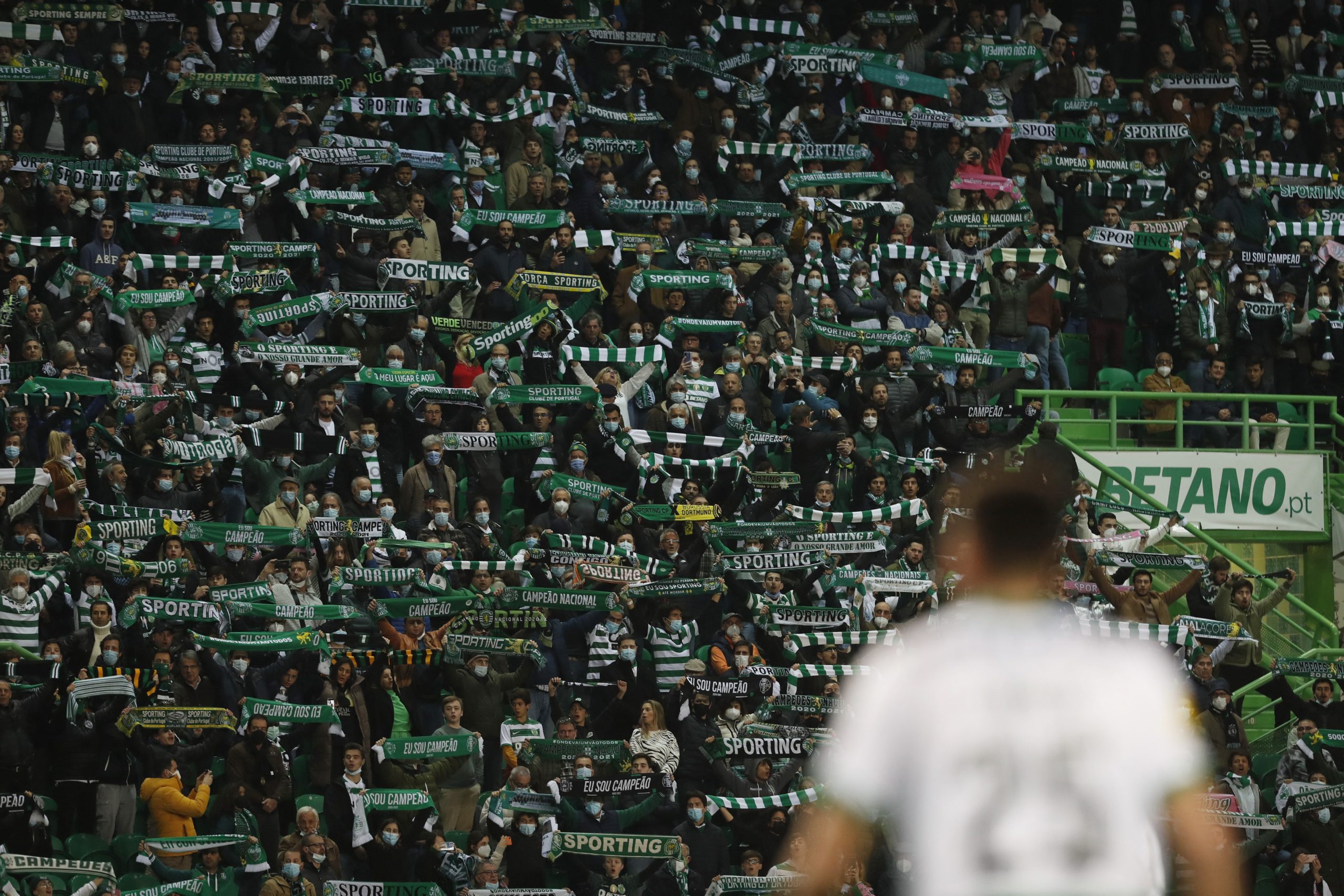 حكم يطرد 4 لاعبين في دقيقة واحدة.. تدخل عنيف تسبَّب بمشاجرة في قمة الدوري البرتغالي (فيديو)