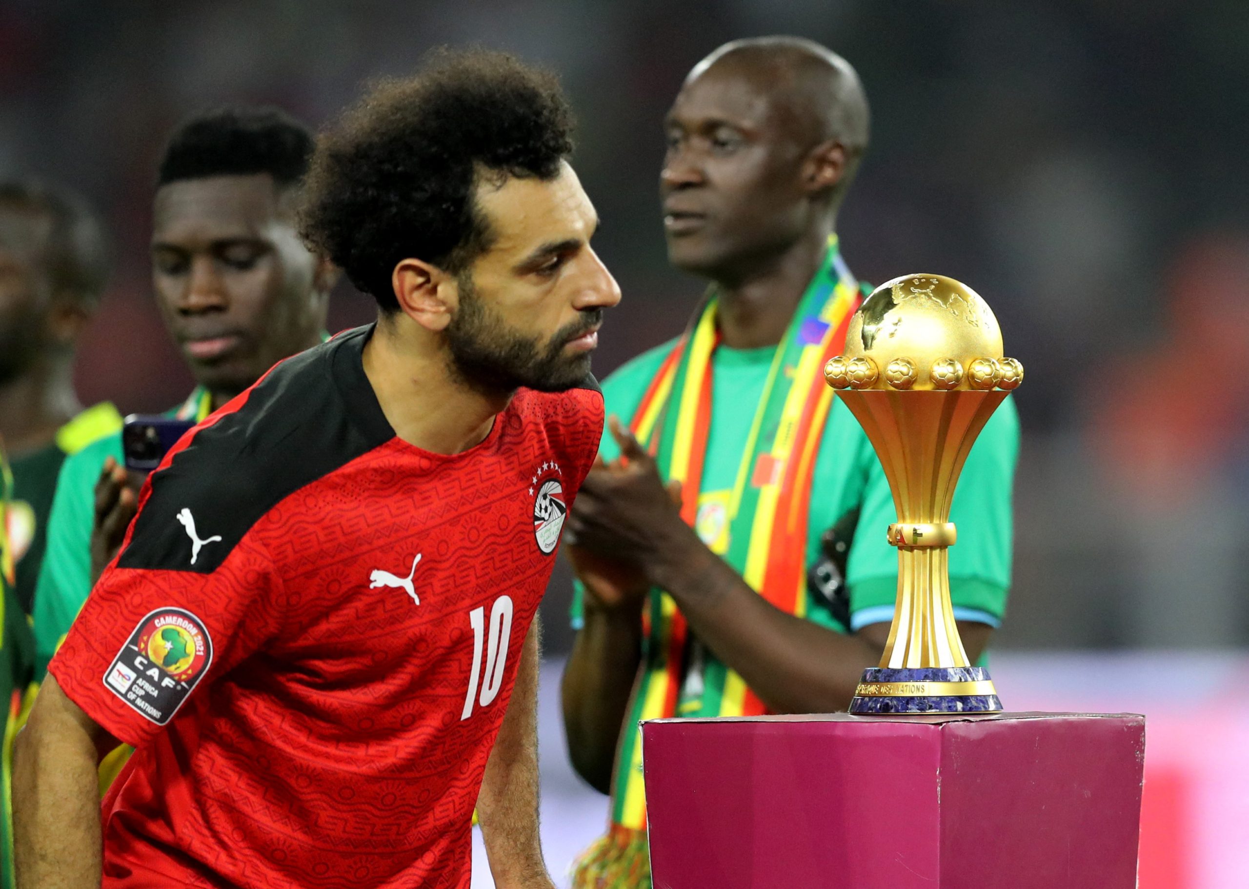 ماني يواسي صلاح بعد تتويج السنغال بكأس إفريقيا.. فيديو يرصد بكاء وتأثر لاعبي منتخب مصر