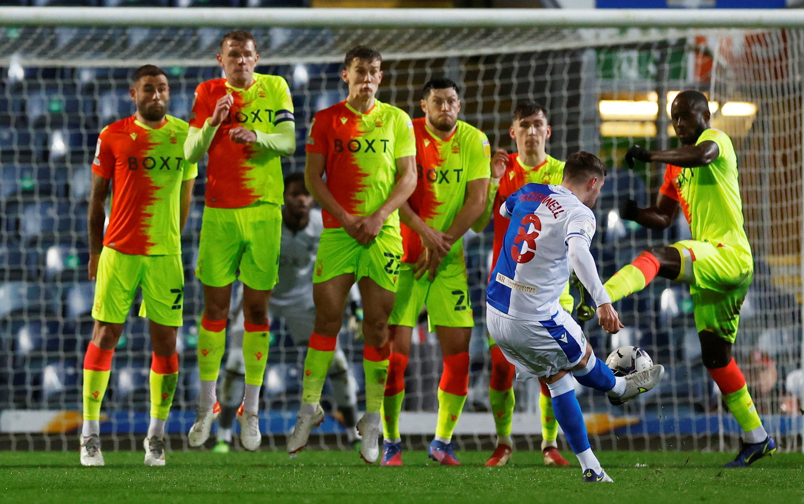 الركلات الحرة وسيلة مهمة لتسجيل الأهداف (رويترز)