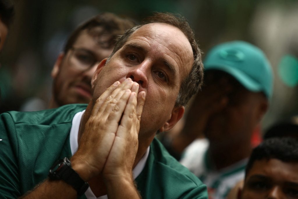 الحماس الزائد لعشاق كرة القدم له تداعيات وخيمة (رويترز)