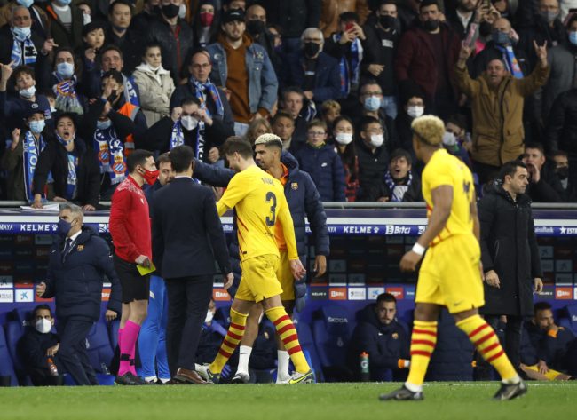 مدافع برشلونة يعتذر عن سلوكه في “ديربي كتالونيا”.. فيديو أظهر إهانته للاعب إسبانيول