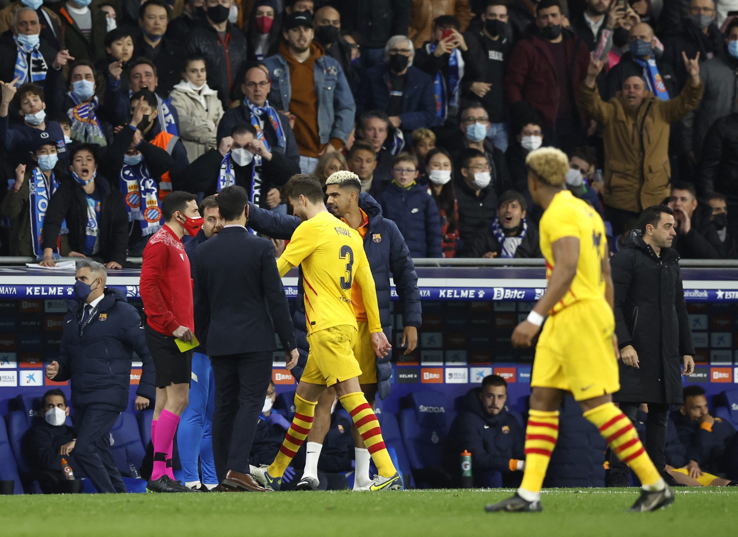 أراوخو مدافع برشلونة لحظة إهانة لاعب إسبانيول (رويترز)