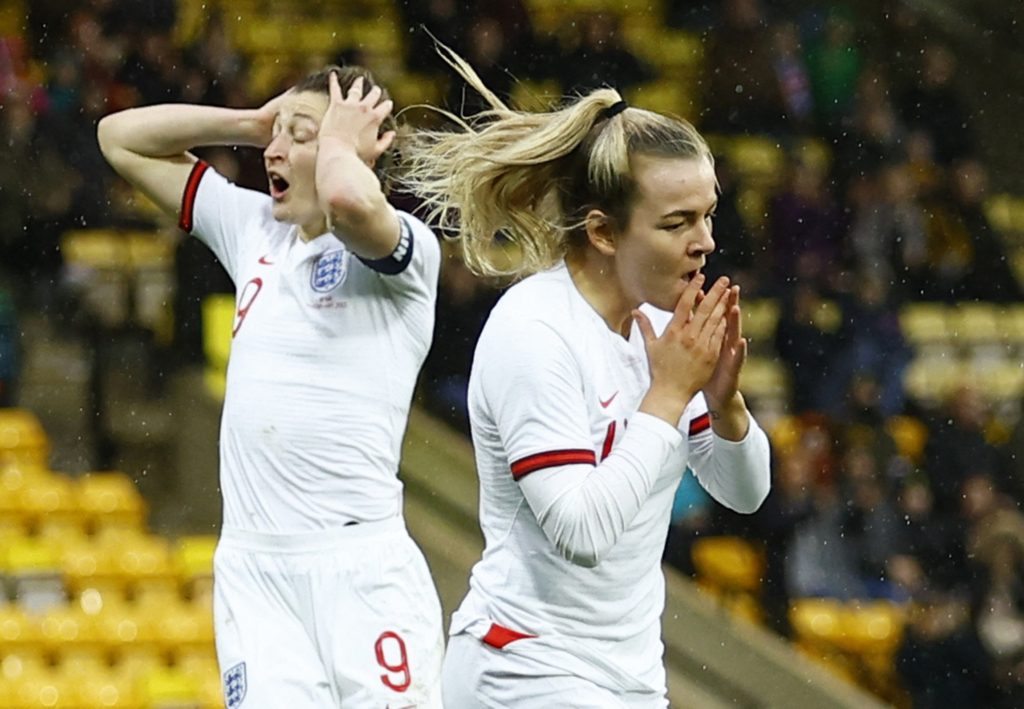 لاعبة تُسجّل 3 أهداف بالخطأ في مرماها (رويترز)