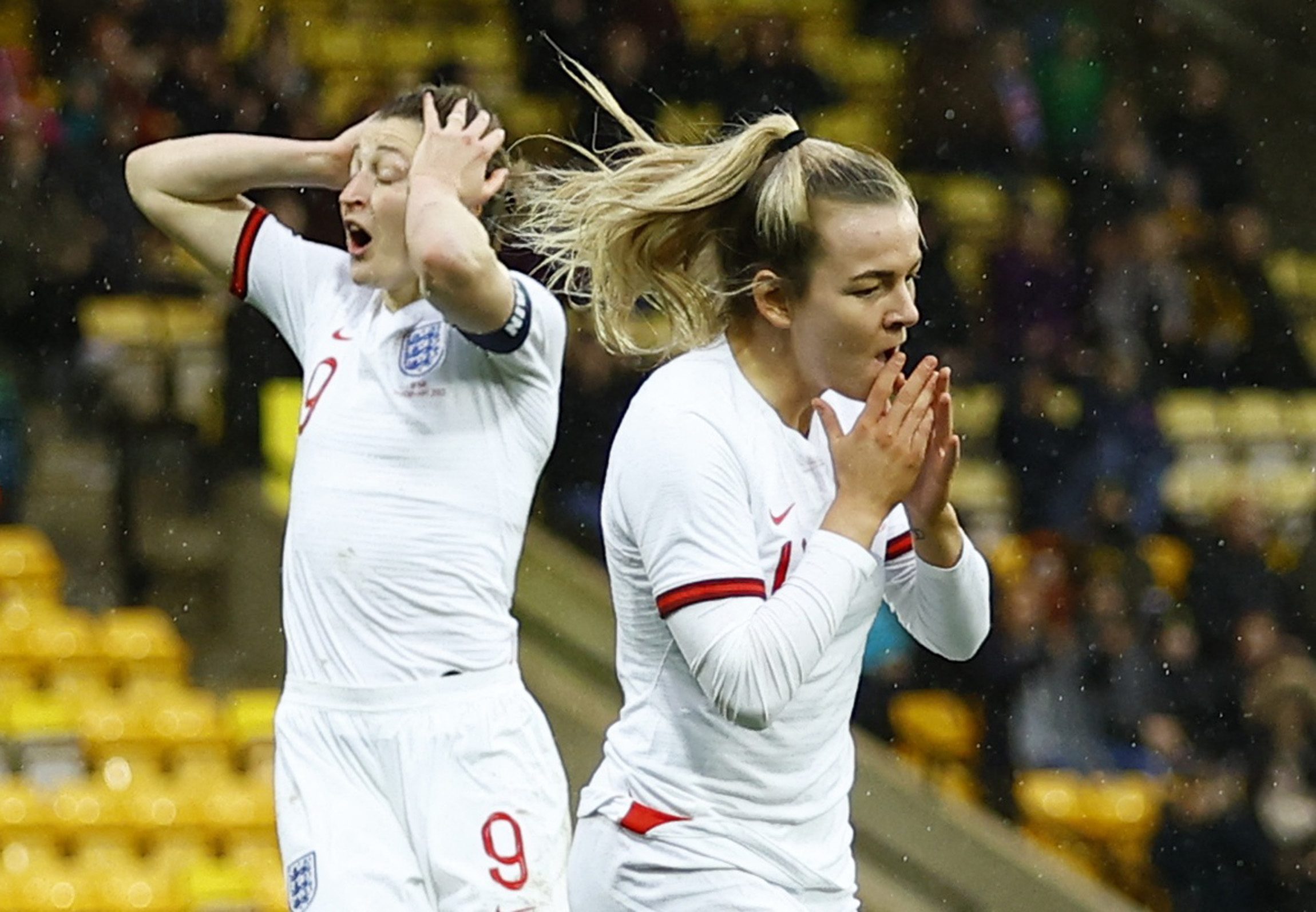 لاعبة تُسجّل 3 أهداف بالخطأ في مرماها (رويترز)