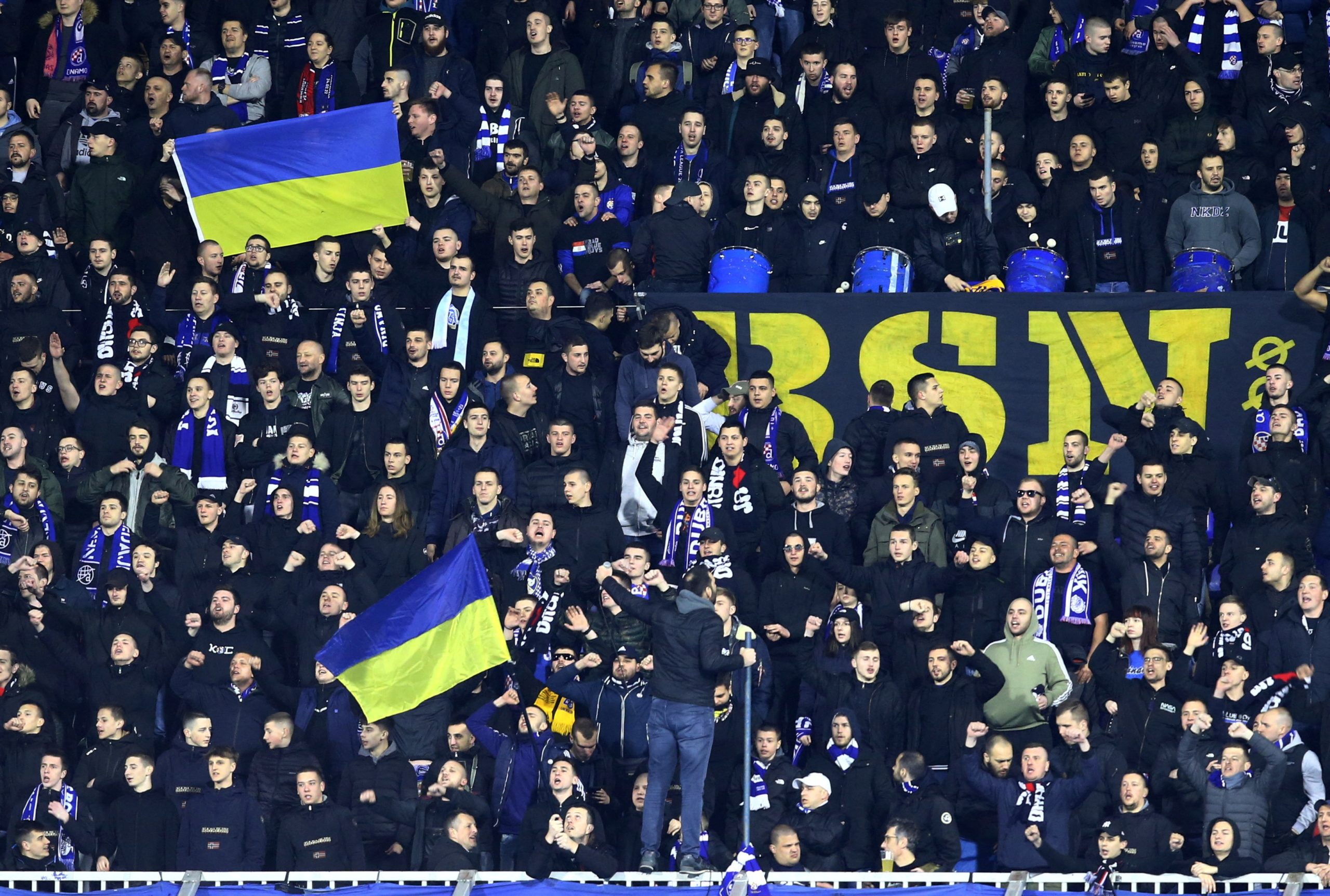 رفع أعلام أوكرانيا في المدرجات خلال مباراة دينامو زغرب وإشبيلية في الدوري الأوروبي (رويترز)
