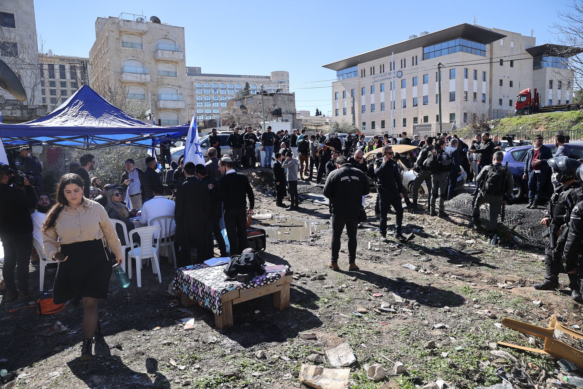 قوات الاحتلال تواصل انتهاكاتها بحق أهالي الشيخ جراح.. اعتدت عليهم ومنعتهم من أداء صلاة العشاء